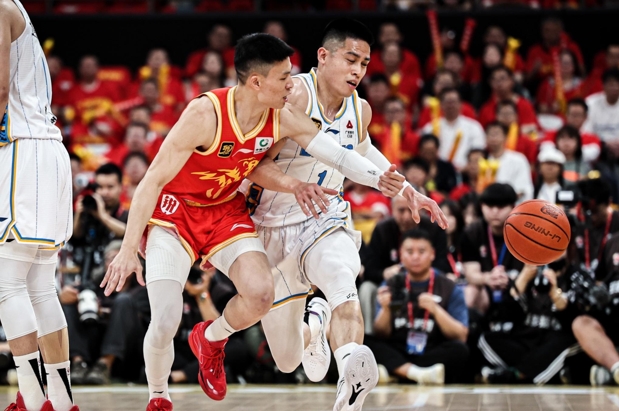 北京队轻取鹈鹕，库里带队取胜