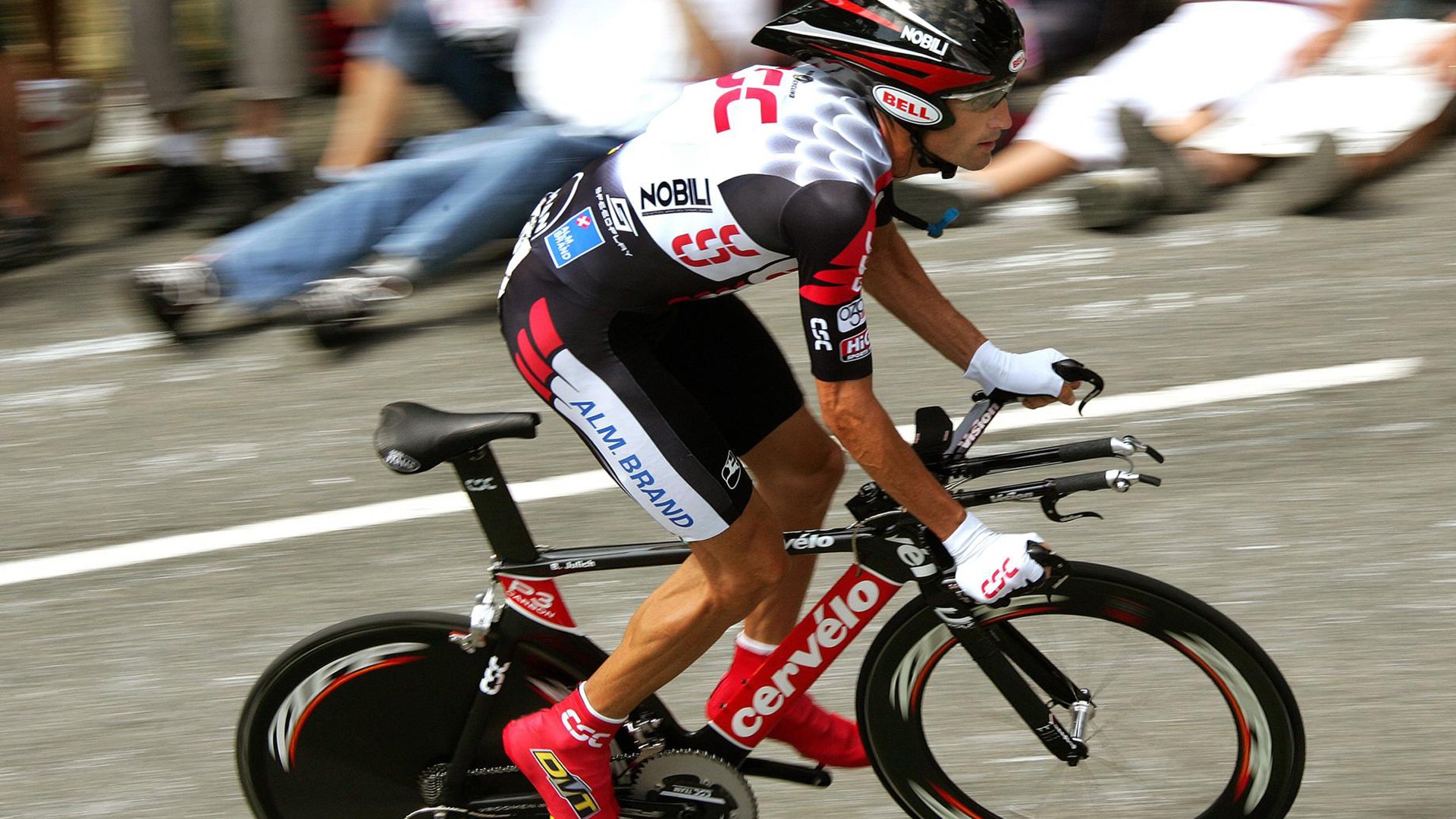 英格拉姆全程高能输出，凯尔特人连续得分压制广东队，一场定义现代篮球的战术博弈